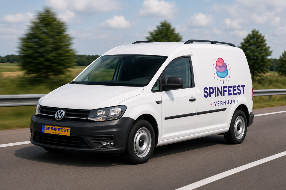 Snelle Levering Witte bestelwagen van Spinfeest rijdt op een snelweg met groene bomen op de achtergrond.