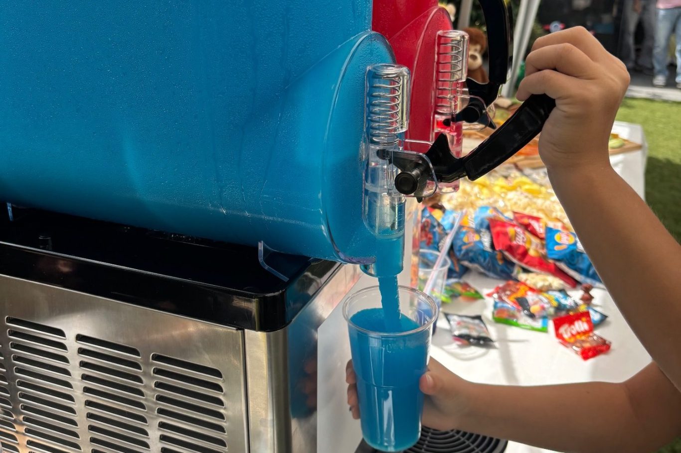 Eenvoudig te Gebruiken suikerspinmachine en slushmachine Professionele suikerspinmachine en slushmachine eenvoudig te bedienen met duidelijke uitleg.